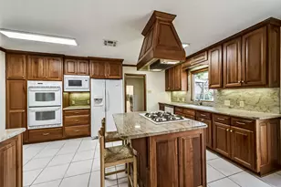 6637 Merry Ln, Houston, TX 77023 - Photo 13