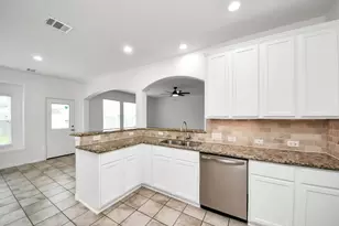 6527 Hunters Trace Ln, Baytown, TX 77521 - Photo 9