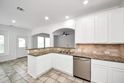 6527 Hunters Trace Lane, Baytown, TX 77521 - Photo 9