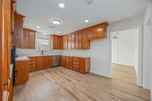 5942 Ridgeway Dr, Houston, TX 77033 - Photo 5