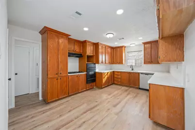 5942 Ridgeway Drive, Houston, TX 77033 - Photo 7