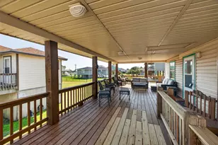 975 Holiday Dr, Crystal Beach, TX 77650 - Photo 3