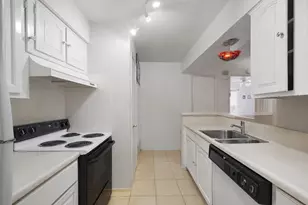 815 Wax Myrtle Ln, Houston, TX 77079 - Photo 11