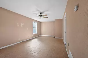 712 E Peach St, Angleton, TX 77515 - Photo 11