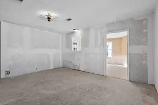 712 E Peach St, Angleton, TX 77515 - Photo 15