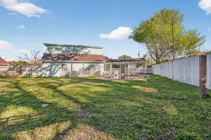 712 E Peach St, Angleton, TX 77515 - Photo 3