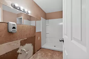712 E Peach St, Angleton, TX 77515 - Photo 37