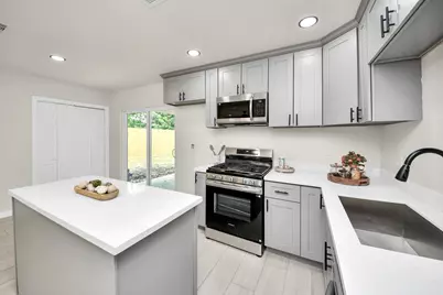5111 Willow Glen Drive, Houston, TX 77033 - Photo 15