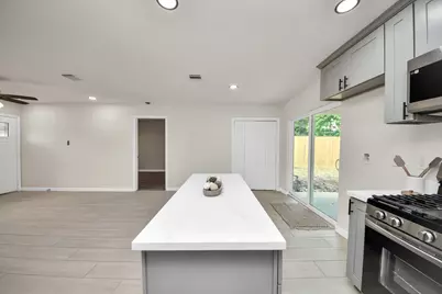 5111 Willow Glen Drive, Houston, TX 77033 - Photo 17