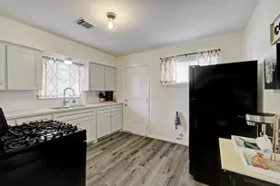 220 Caplin St, Houston, TX 77022 - Photo 5