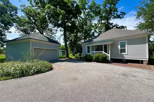 560 Jimmy Phillips Blvd, Angleton, TX 77515 - Photo 1