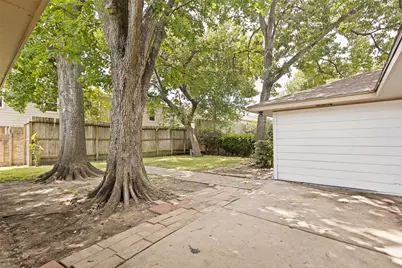 10903 Holly Springs Drive, Houston, TX 77042 - Photo 23