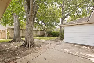 10903 Holly Springs Dr, Houston, TX 77042 - Photo 23