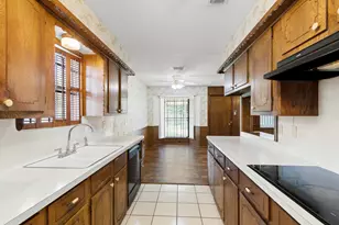 9106 Sharpview Dr, Houston, TX 77036 - Photo 9