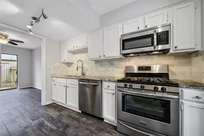 10 E Willowwood Court, The Woodlands, TX 77381 - Photo 3