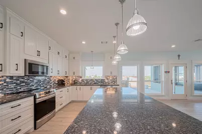 1126 Island Boulevard, Crystal Beach, TX 77650 - Photo 15
