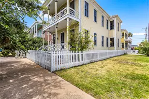 2002 Avenue K, Galveston, TX 77550 - Photo 3