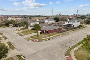 140 Mustang Stampede Dr, La Marque, TX 77568 - Photo 5