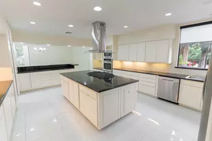 8800 Woodway Dr, Houston, TX 77063 - Photo 11
