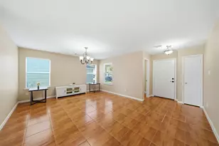 10038 Victoria Chase Ln, Houston, TX 77075 - Photo 9