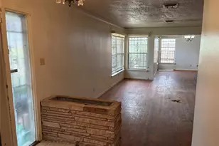 8215 Glencrest St, Houston, TX 77061 - Photo 5