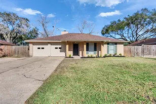 511 Stadium Ln, Friendswood, TX 77546 - Photo 1