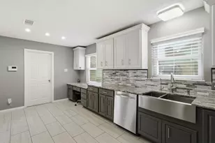 2818 Frostwood Cir, Dickinson, TX 77539 - Photo 11