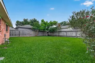 1519 Hitherfield Dr, Sugar Land, TX 77498 - Photo 17