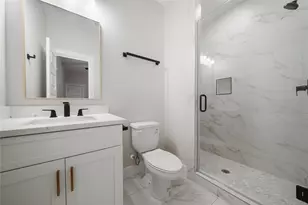 402 E 37th St, Houston, TX 77018 - Photo 9