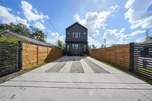 402 E 37th St, Houston, TX 77018 - Photo 3