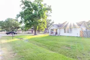 103 Birch St, Wallis, TX 77485 - Photo 1