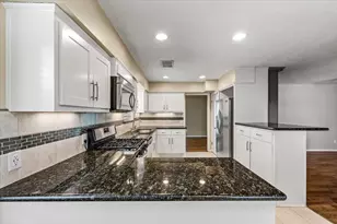 1439 Shadow Bend Dr, Houston, TX 77043 - Photo 9