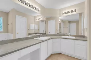 10 W Foxbriar Forest Cir, The Woodlands, TX 77382 - Photo 17
