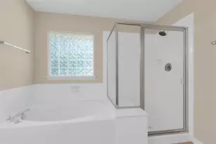 10 W Foxbriar Forest Cir, The Woodlands, TX 77382 - Photo 19