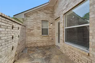 10 W Foxbriar Forest Cir, The Woodlands, TX 77382 - Photo 31
