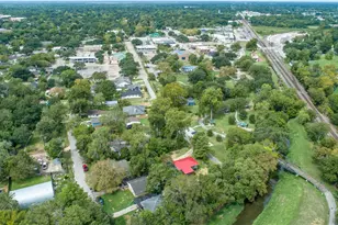 421 E Park St, Alvin, TX 77511 - Photo 3