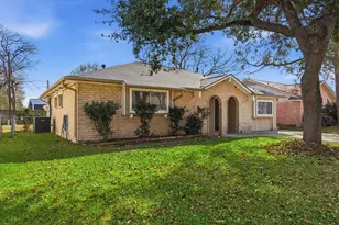 13627 Greenway Dr, Sugar Land, TX 77498 - Photo 3