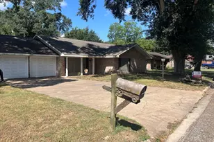 1429 Circle Dr, Sealy, TX 77474 - Photo 1