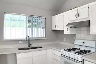 10070 Green Valley Ln, Houston, TX 77064 - Photo 9