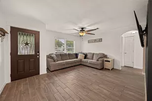 901 Temple Cir, Hitchcock, TX 77563 - Photo 3