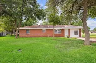 2331 32nd Ave N, Texas City, TX 77590 - Photo 1