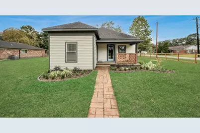 125 N Shirley St, Alvin, TX 77511 - Photo 1