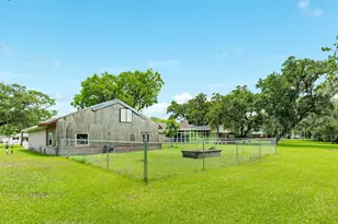 511 Edgewater St, Clute, TX 77531 - Photo 33