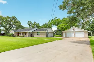 511 Edgewater St, Clute, TX 77531 - Photo 3