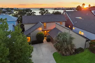 8 Quintana Dr, Galveston, TX 77554 - Photo 1
