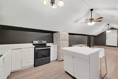 310 N Rock Island Street #4, Angleton, TX 77515 - Photo 5