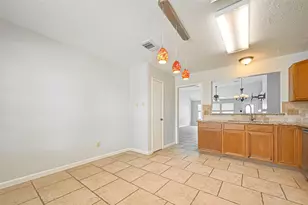 16027 Surrey Woods Dr, Friendswood, TX 77546 - Photo 7