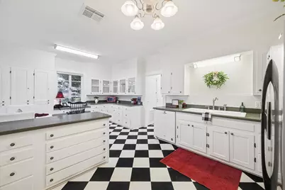 302 E Jackson Street, West Columbia, TX 77486 - Photo 11