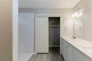 5009 Bataan Rd, Houston, TX 77033 - Photo 9