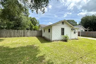 1410 W Pavillion St, Woodville, TX 75979 - Photo 3